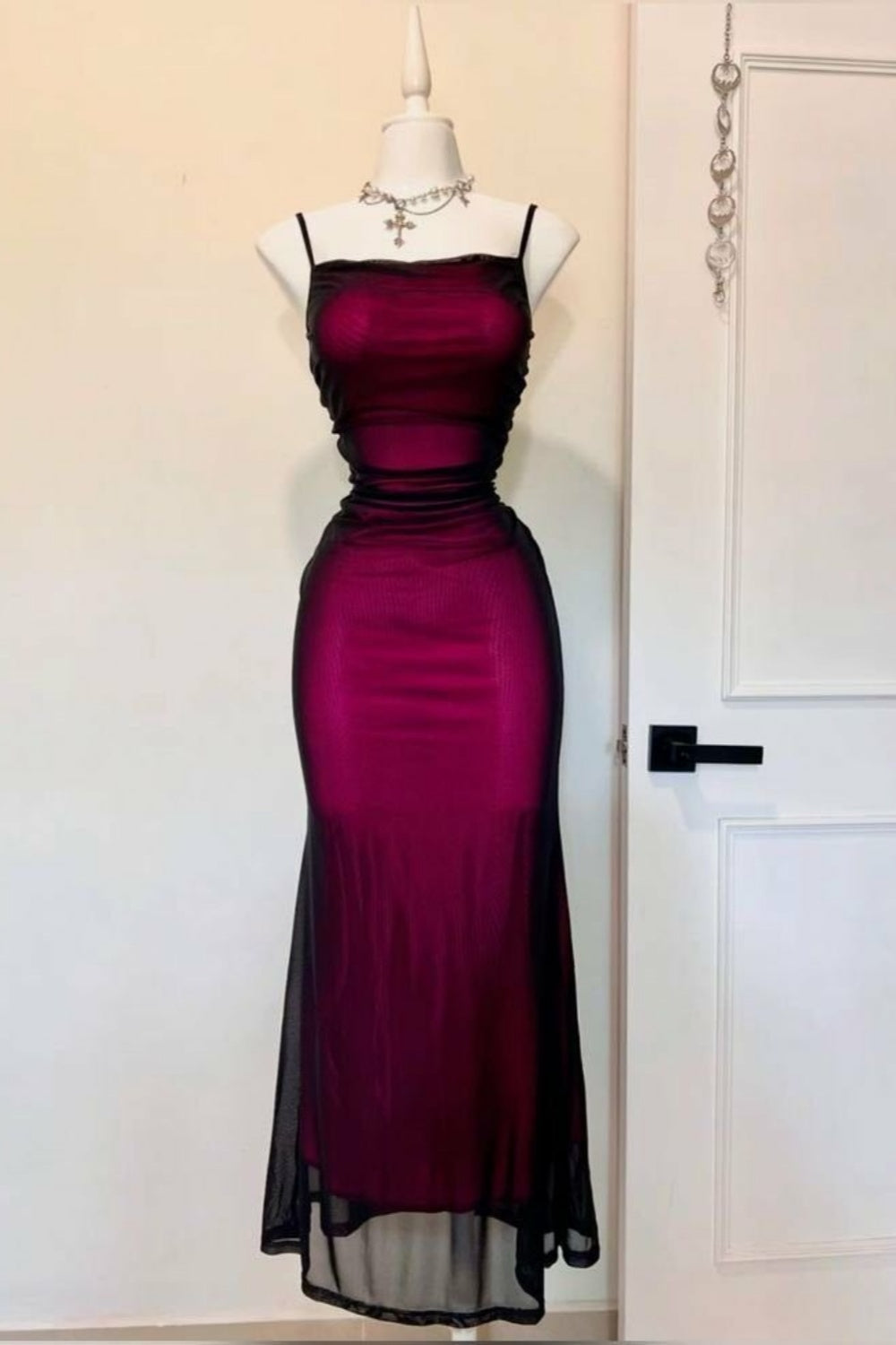 Burgunderfarbenes, farbverlaufendes Camisole-Meerjungfrauenkleid: Raffiniert, tailliert, schwarzer Tülleinsatz, sexy Abend-Maxikleid gh6594