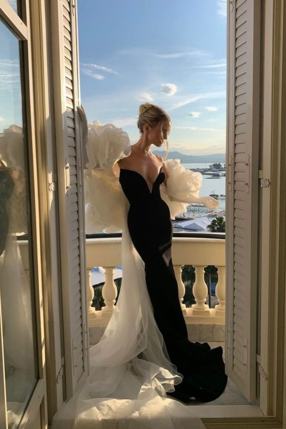 Luxuriöses, extravagantes, trägerloses Abendkleid im Kontrastfarben-Stil | Schwarzes, weißes 3D-Tüll-Maxikleid mit Meerjungfrauen-Schleppe für Galas, rote Teppiche und exklusive gesellschaftliche Anlässe gh6440