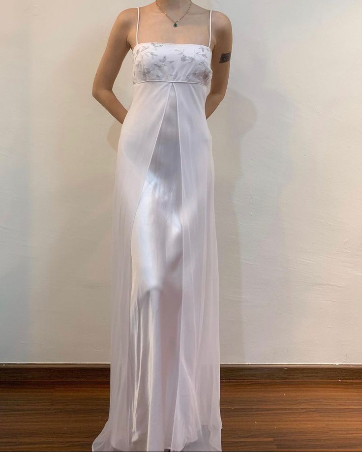 Robe de soirée longue en satin et tulle, élégante et délicate, motif floral, bretelles spaghetti, blanche, gh3899