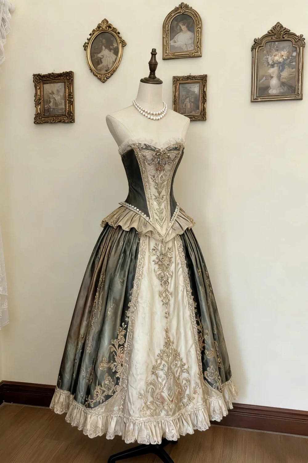 girlhomeshops-Gold- und Silberfadenstickerei und Spitze – Trägerloses, bodenlanges Ballkleid mit Bahnenmuster, gh5890