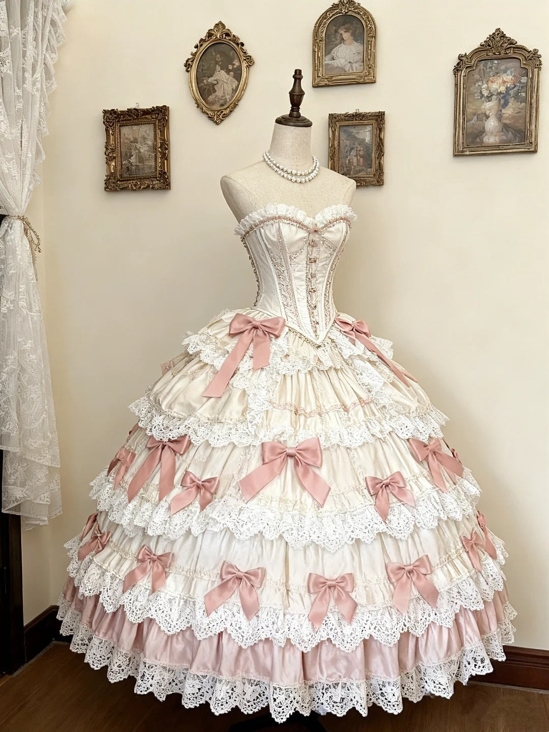 Girlhomeshops - Robe de Quinceanera style cour française rose et blanche, avec empiècements en satin et nœud en dentelle, longueur au sol, gh5878
