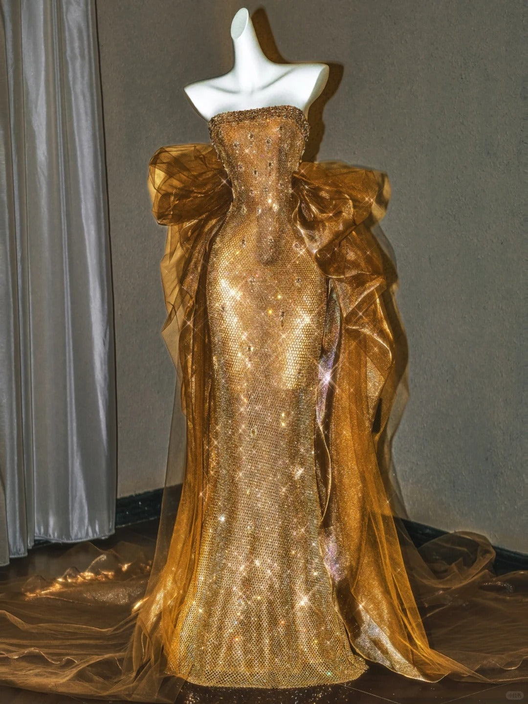 Girlhomeshops – Wunderschönes, funkelndes, exquisites, mit Perlen besetztes, langes Meerjungfrau-Ballkleid in Gold, gh5488