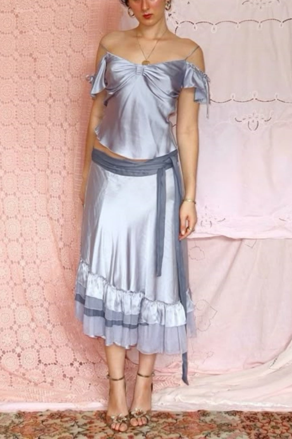 girlhomeshops - Silbergraues Satin-Zweiteiler mit Rüschen, modisches und elegantes Damenkleid gh5651