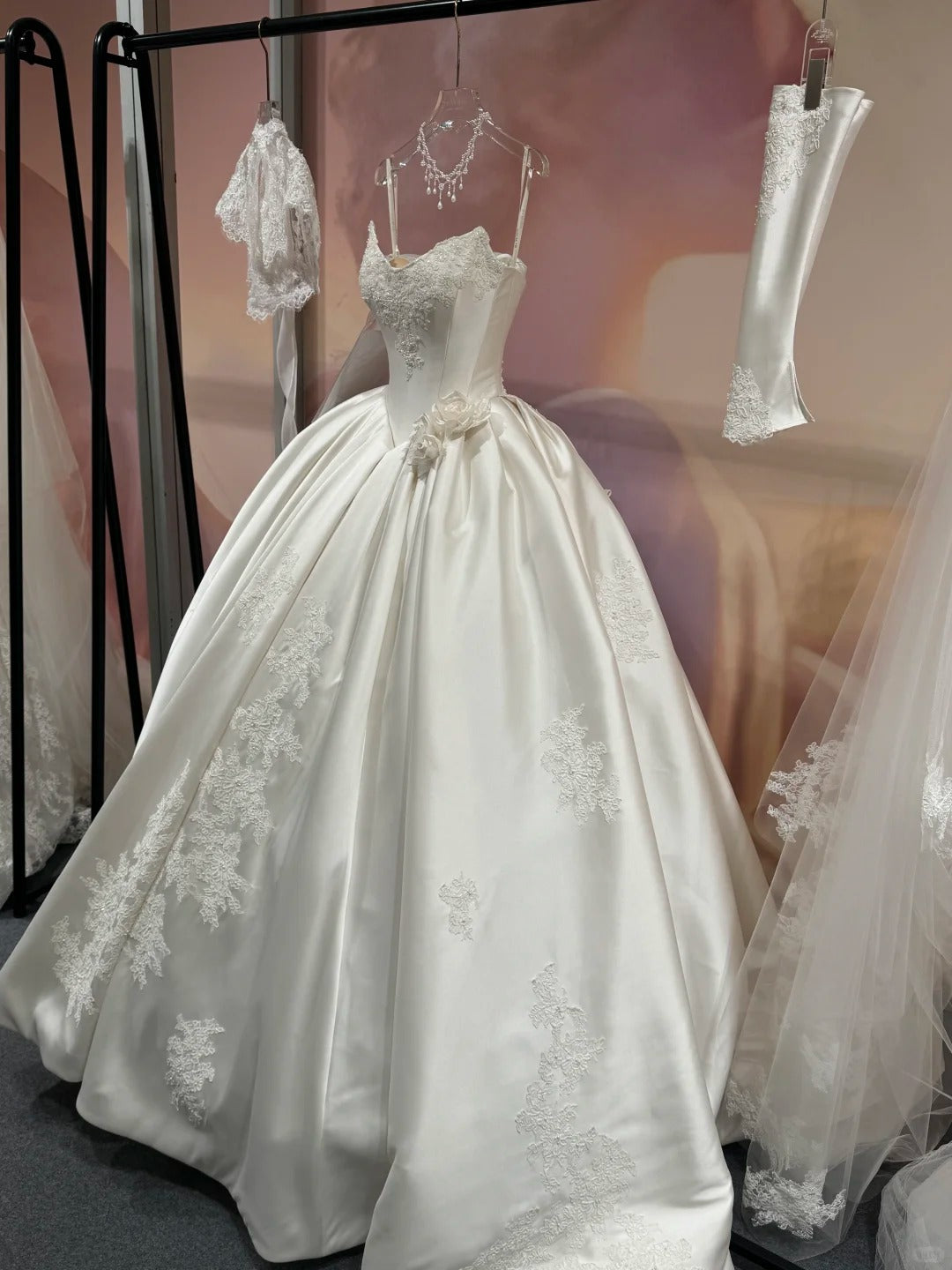 Girlhomeshops - Robe de mariée princesse en satin, douce, classique, élégante, longue, en dentelle exquise gh5447