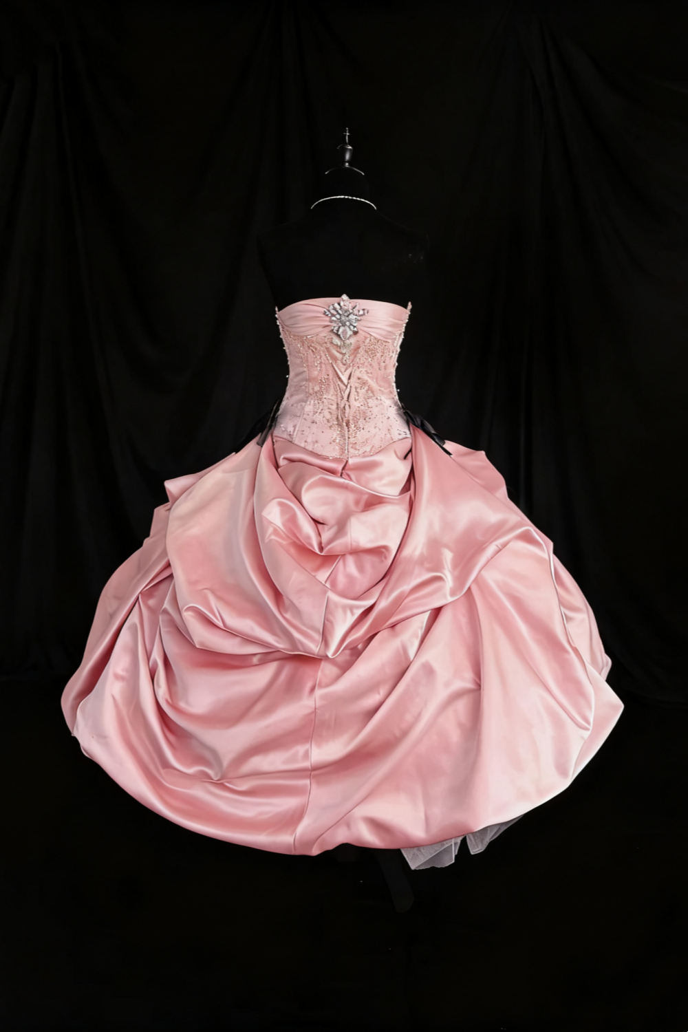 girlhomeshops-Girlish Heart Party Style Rosa Satin & Schwarze Schleife Perlen Trägerlos Bodenlang Geburtstag Highlight Kleid gh5888