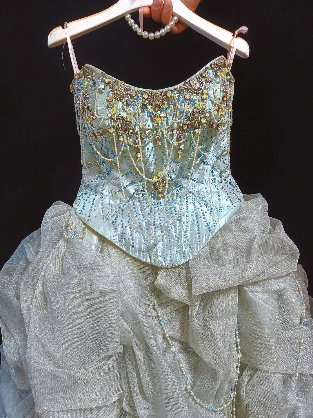 Girlhomeshops - Graublaues, wunderschönes, goldenes Perlenbesatz, modisches und elegantes, langes, mehrlagiges Prinzessinnen-Ballkleid aus Tüll gh5325