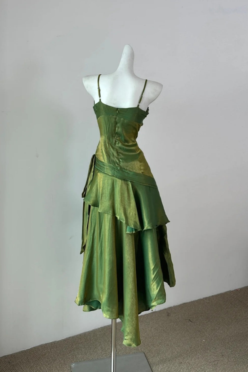 girlhomeshops-Modisches und einzigartiges smaragdgrünes glänzendes Spaghettiträger-Midikleid mit Rüschen gh5843