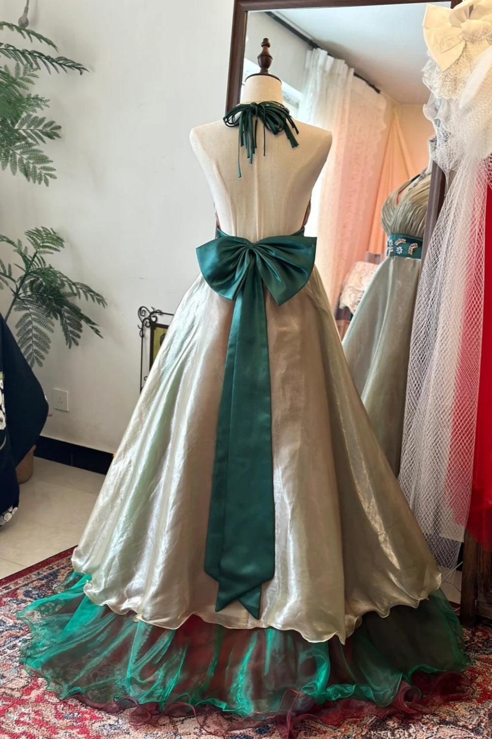 Robe dos nu rétro de luxe : robe évasée cintrée à la taille, tissu satiné, robe de soirée gh6580