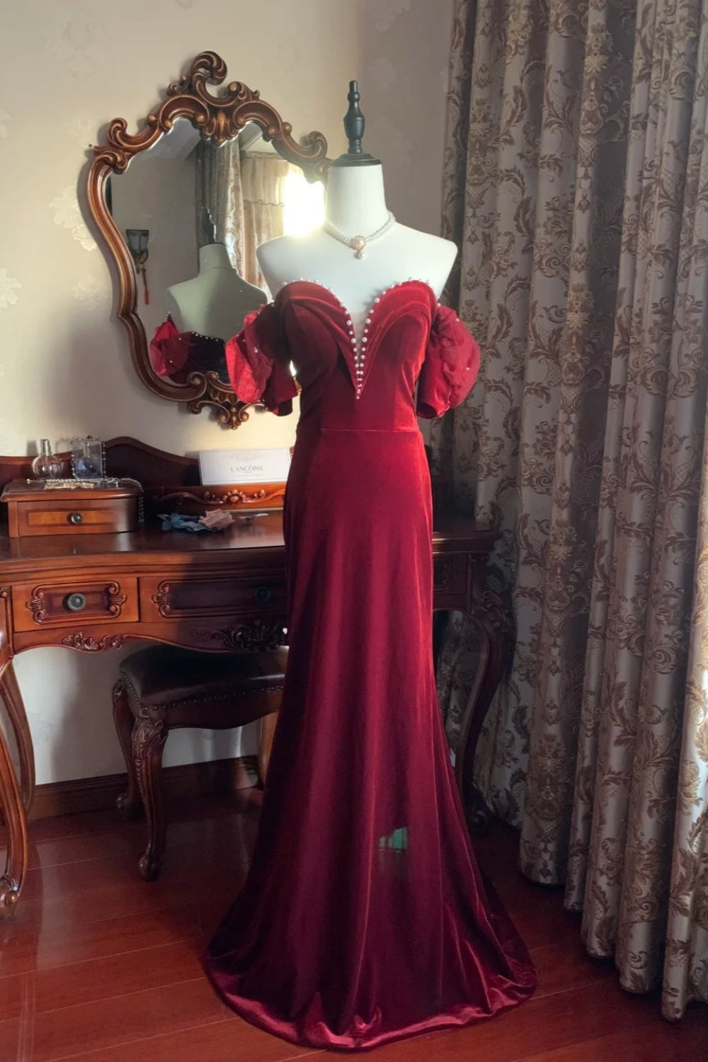 Vintage-Abendkleid im Stil der High Society: Schulterfrei, mit Puffärmeln | Burgunderfarbenes Samt-Maxikleid mit Meerjungfrauen-Schleppe und Perlenbesatz für Gala, Verlobung, Retro-Ball gh6422