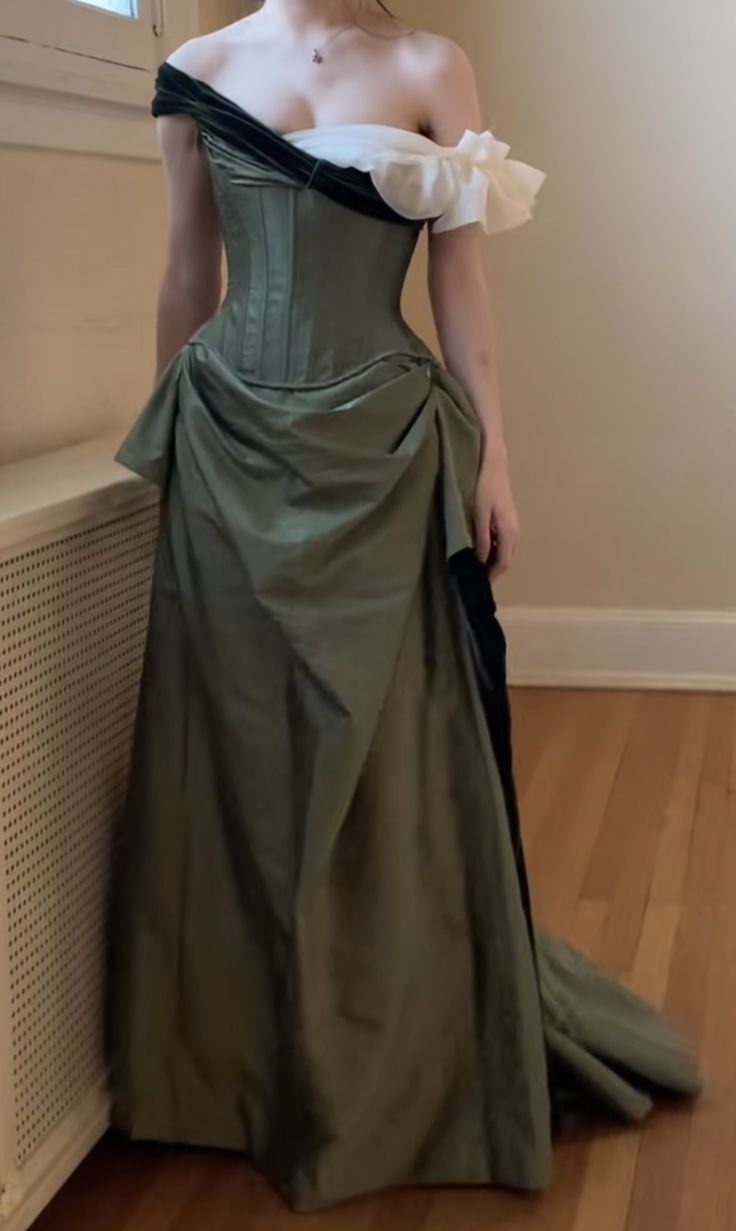 Robe longue de soirée asymétrique vert olive rétro : taille baleinée, finitions color-block, style palais gh6598