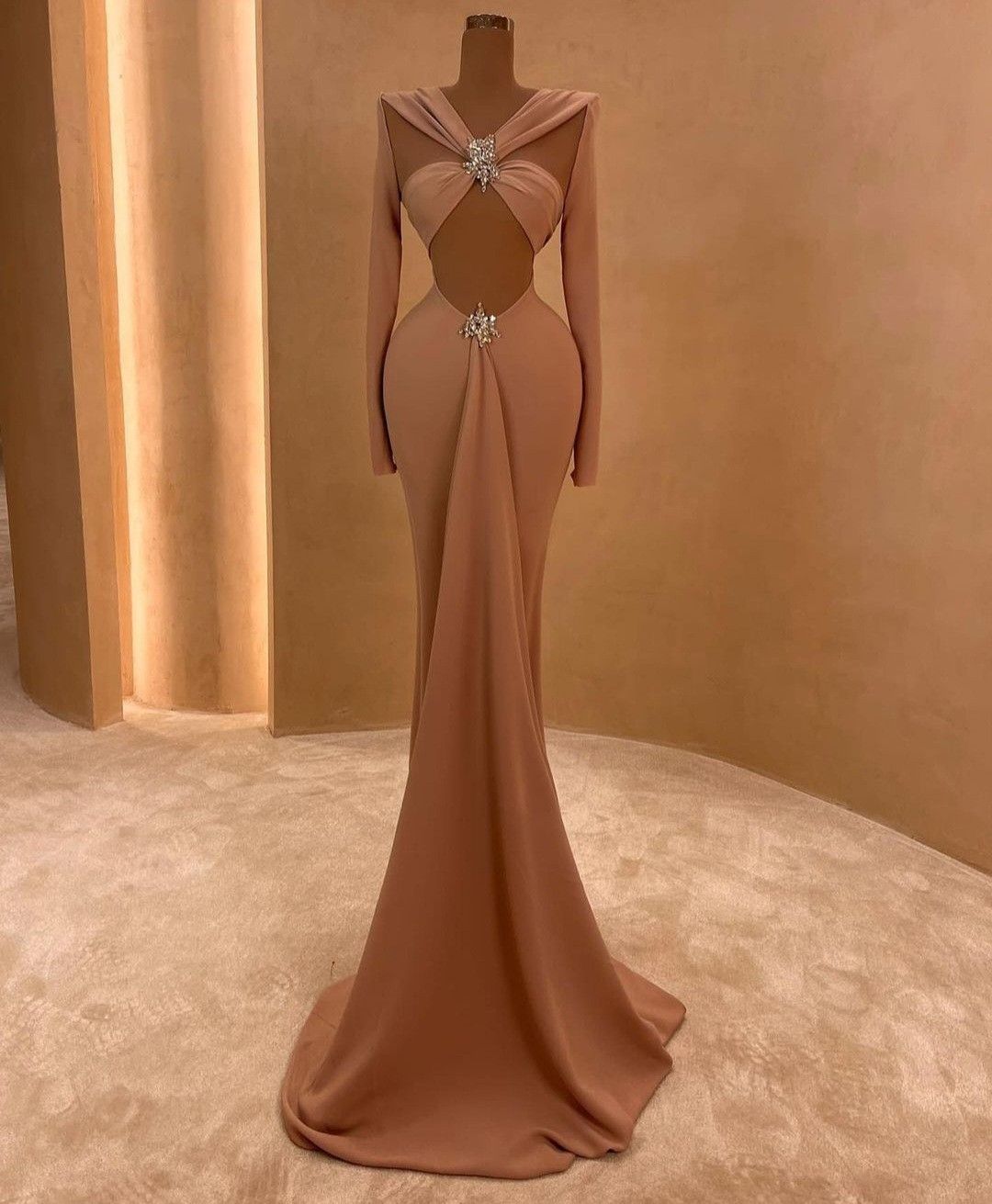 Girlhomeshops - Nude, sexy, langärmliges, exquisites, perlenbesetztes langes Satin-Ballkleid gh5428