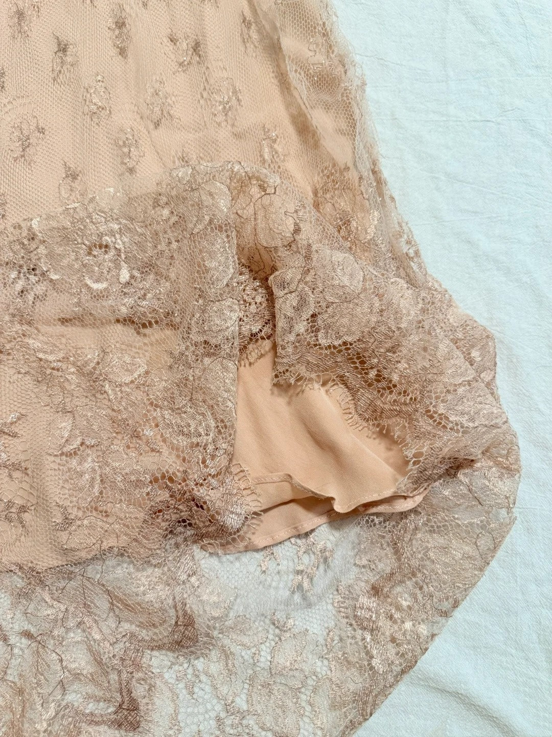 girlhomeshops - Robe midi rose nude à fines bretelles en dentelle et perles (gh6313)