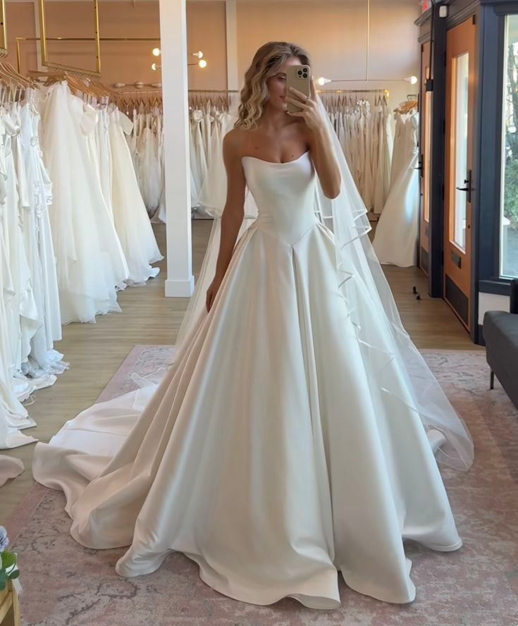 Minimalistisches, trägerloses Abendkleid im eleganten Spaghetti-Träger-Stil | Weißes Satin-Maxikleid für Hochzeit, Verlobung, Luxus-Dinner gh6432