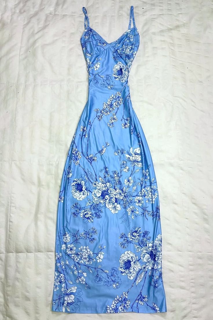 Robe longue bleu clair en satin, bretelles spaghetti, col en V, imprimé floral bleu et blanc : tissu satiné, coupe ajustée et drapée, robe de soirée de style chinois gh6626