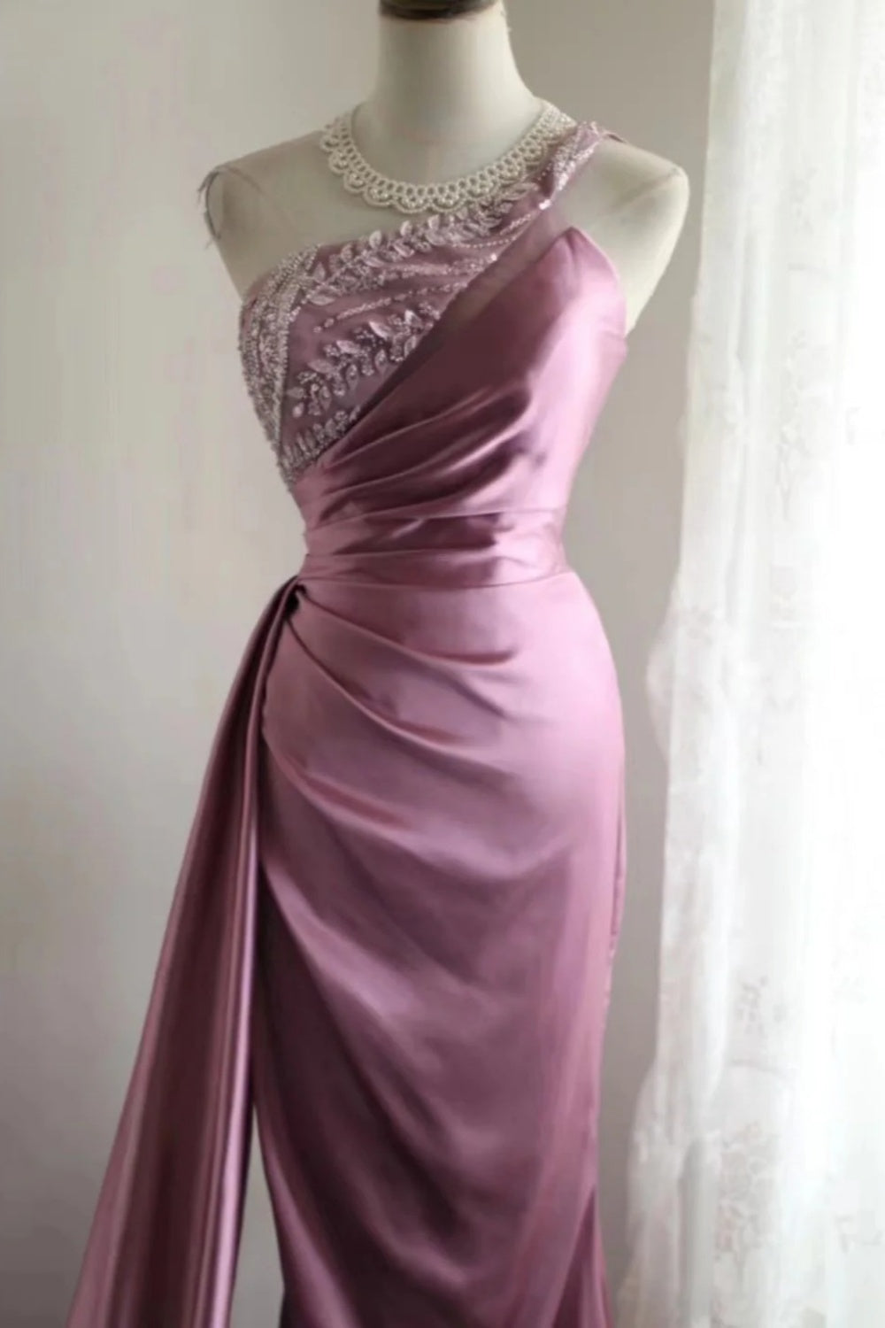 Robe longue élégante en satin rose à perles gh6644