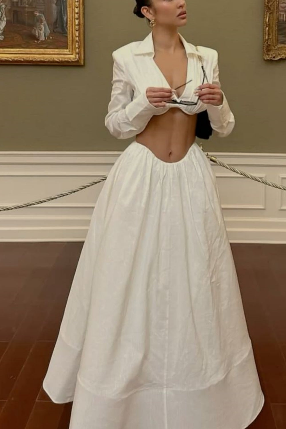 Elegantes, luxuriöses Set-Kleid mit Cut-outs im extravaganten Stil | Weißes Bandeau-Top im Hemdblusen-Stil + bodenlanger Ballkleidrock für Kunstausstellungen, Galas und gesellschaftliche Anlässe gh6437