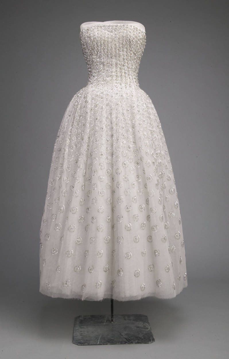 girlhomeshops – Weißes, glänzendes, wunderschönes, exquisites, perlenbesetztes, langes, trägerloses Tüll-Ballkleid gh5621