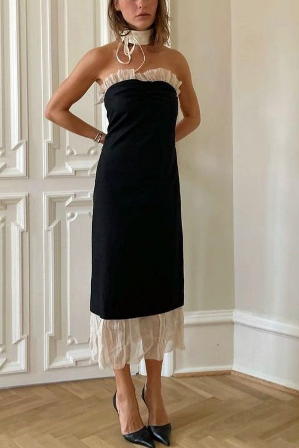 Elegantes, trägerloses Neckholderkleid im Vintage-Stil | Schwarzes und aprikosenfarbenes Tüll-Midikleid mit Rüschen – perfekt für Dates und glamouröse Partys (gh6442)