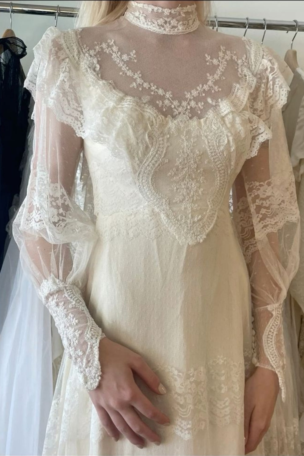 Girlhomeshops - Robe à manches longues, col mi-haut rétro, élégante robe de mariée longue en tulle et dentelle raffinée gh5854