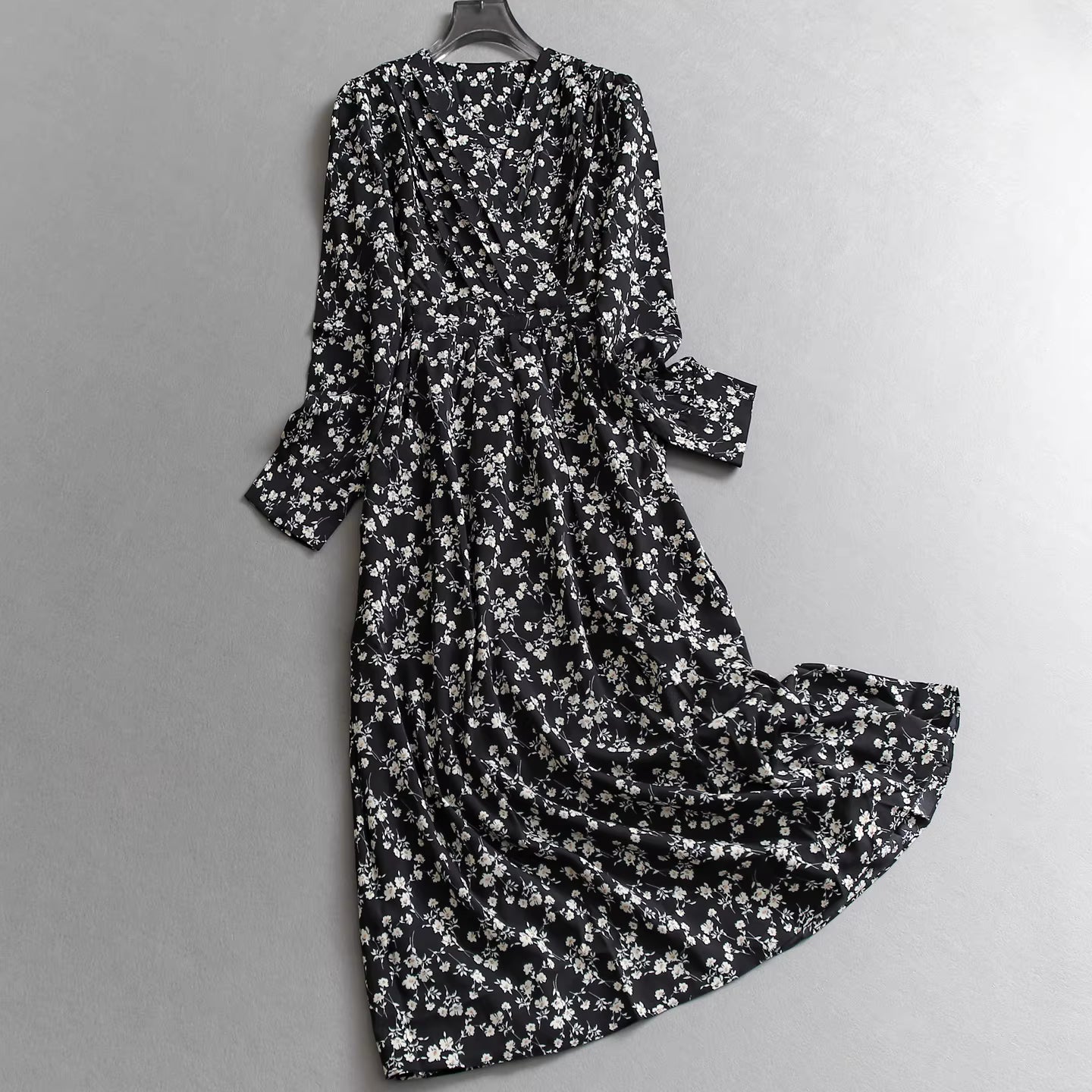 Black floral print V-neck long-sleeved fitted waist tie chiffon dress, autumn new style tea dress. 11326