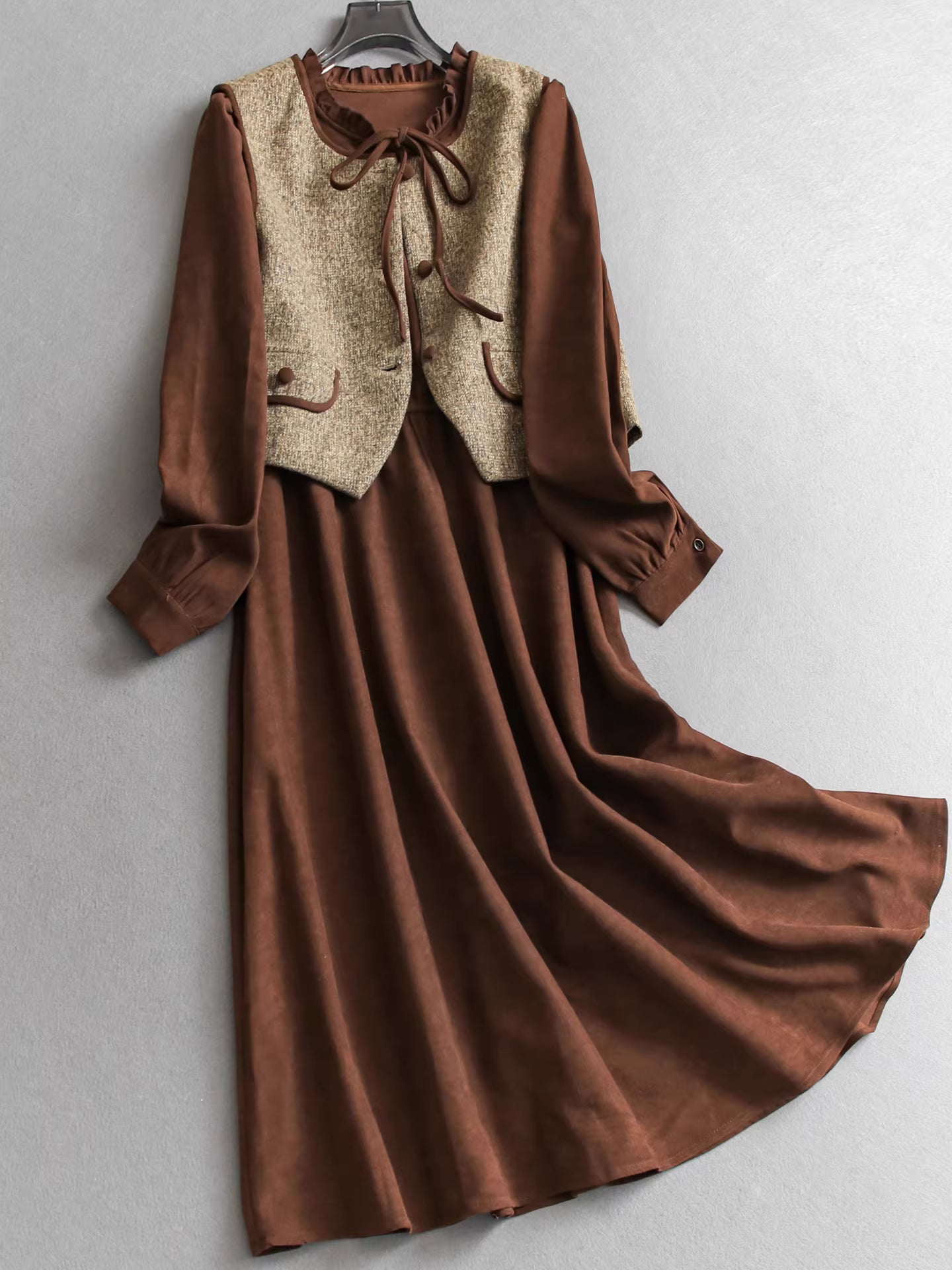 High waistline! Slimming and leg-lengthening! Color-blocked wool skirt suit paired with a long-sleeved dress. 11318