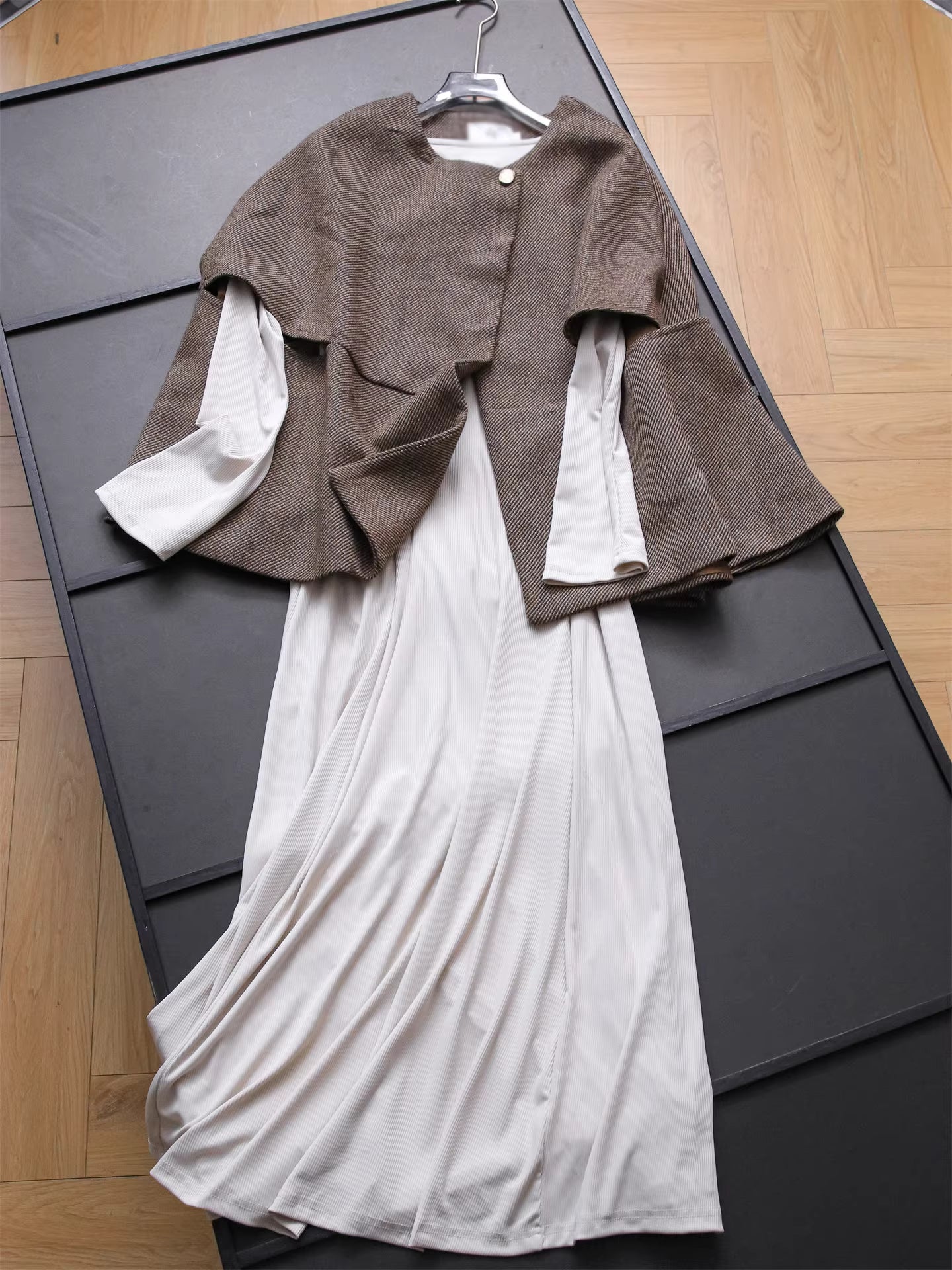 An elegant, solid-color, round-neck, stretchy, fitted long-sleeved dress that can be paired with a complete twill cape set. 11325