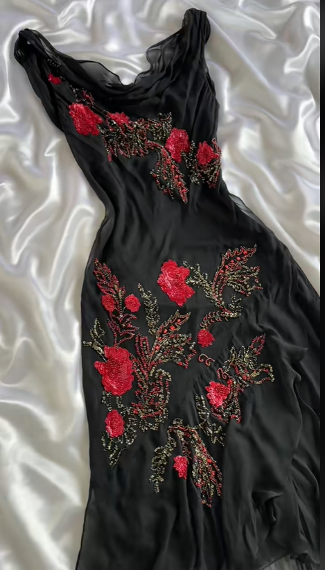 Girlhomeshops - Robe de soirée longue en mousseline de soie, noire, exquise, avec des fleurs roses et des perles, gh5136