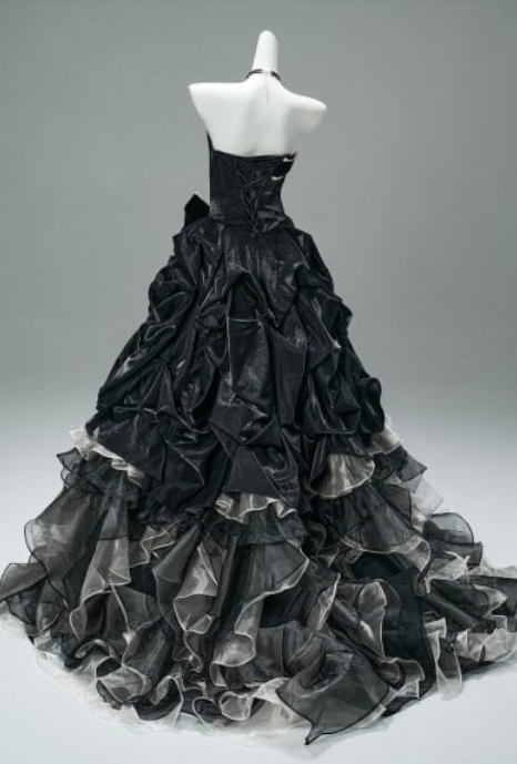 Girlhomeshops - Superbe robe de mariée rétro noire style victorien, longue, à volants, en tulle multicouche, longueur au sol, gh5662