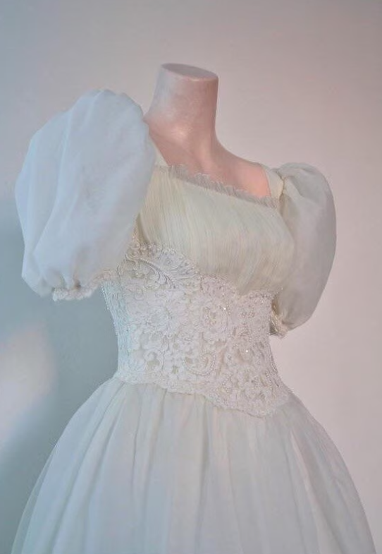 Robe longue en dentelle à manches bouffantes style palais vintage | Robe longue en tulle cintrée à la taille avec traîne gh6420