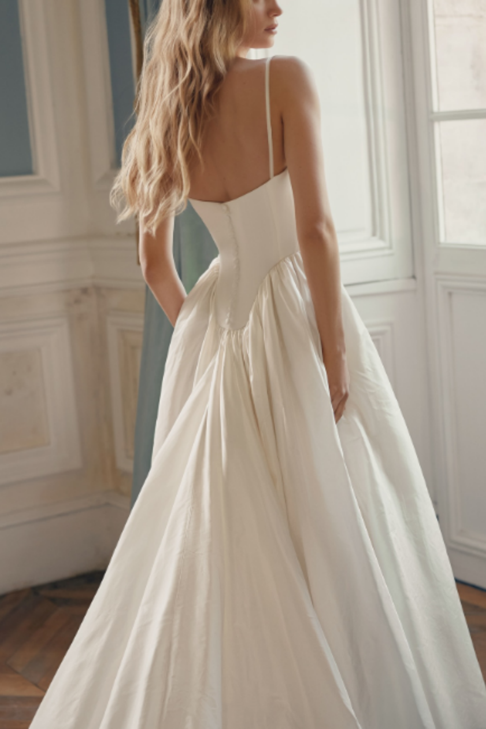Robe bustier rétro légère à fines bretelles | Robe maxi en satin cintrée à la taille et jupe ample, idéale pour un mariage en extérieur, des fiançailles, un dîner de gala ou une soirée de demoiselles d'honneur (gh6417)