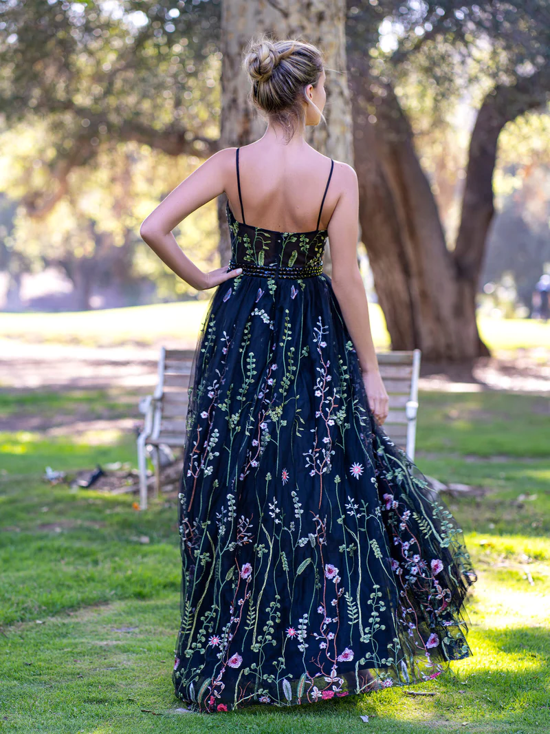 Robe de bal longue en tulle avec bretelles spaghetti et col en V gh2695