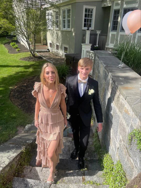 Robe de bal trapèze à décolleté en V profond et à superpositions gh2841