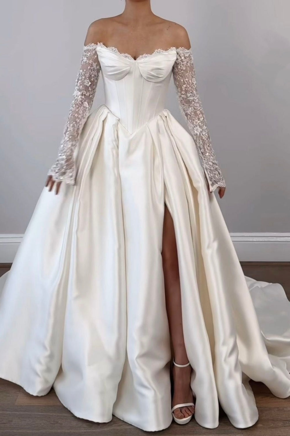 girlhomeshops - Robe longue blanche en dentelle élégante à manches longues, fendue et épaules dénudées, idéale pour les mariées. gh6223