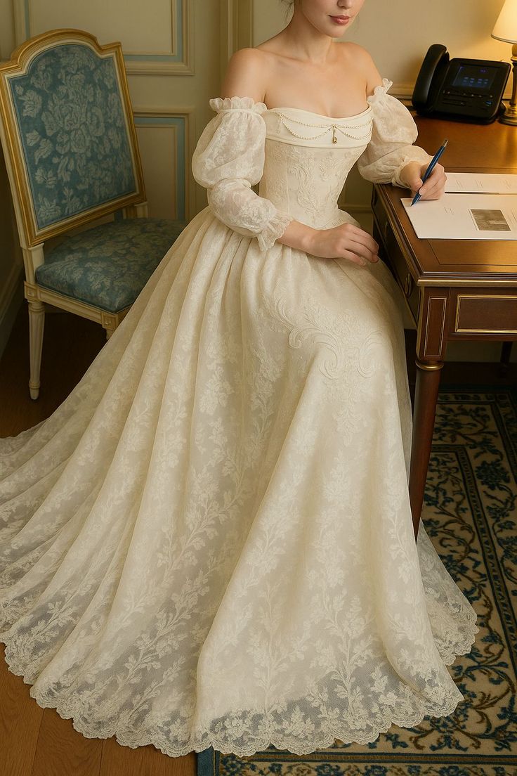 Cremefarbenes, schulterfreies, tailliertes viktorianisches Vintage-Kleid mit Puffärmeln aus Spitze (gh6406)