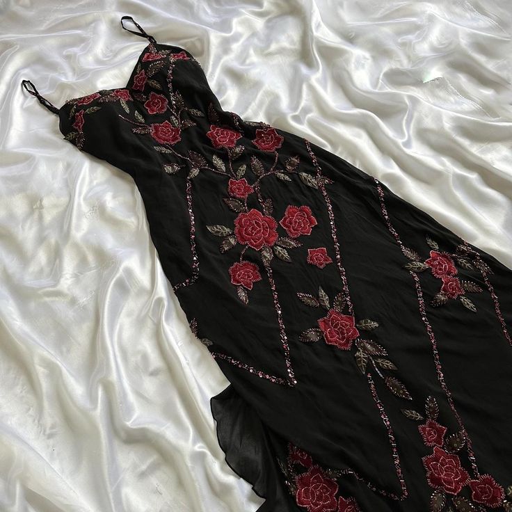 Wunderschönes, enges, trägerloses, exquisites, langes Ballkleid-Abendkleid aus Tüll mit roten Rosen und Perlen gh3157