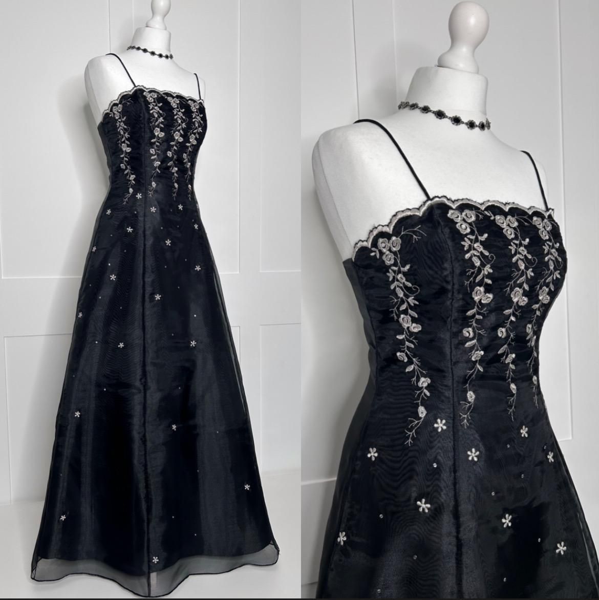 Robe nuisette noire et argentée brodée : bordure en dentelle, décoration à sequins, robe maxi sexy de style gothique pour les fêtes gh6608