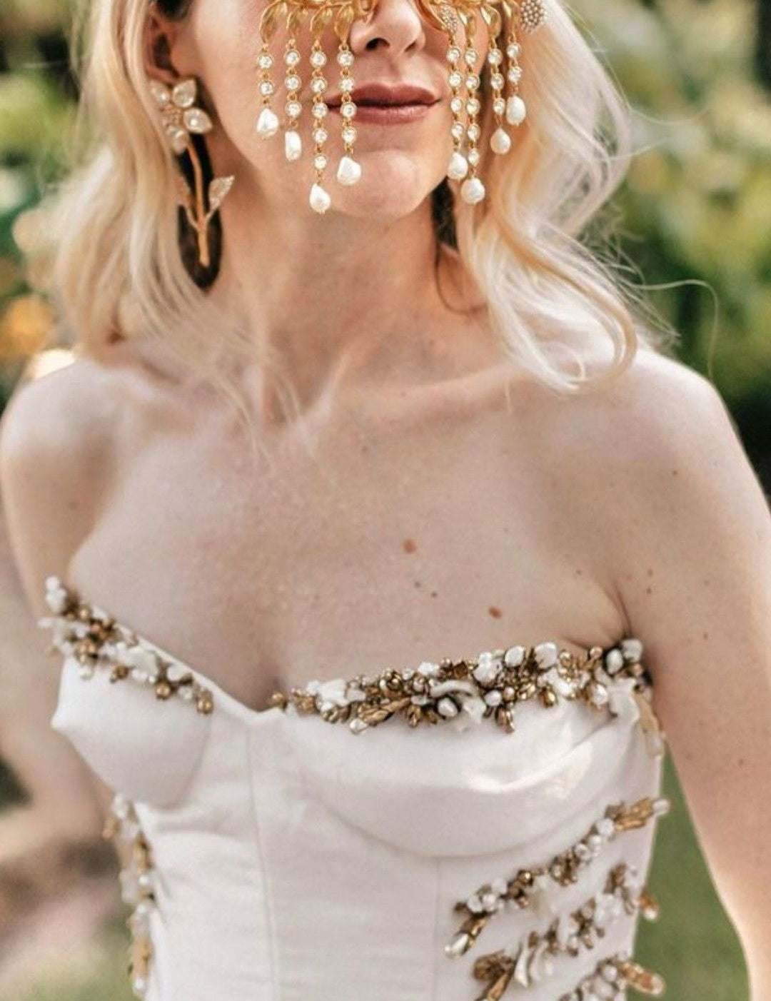 Girlhomeshops - Robe de mariée longue à volants, ivoire et or, avec traîne et perles, gh5389