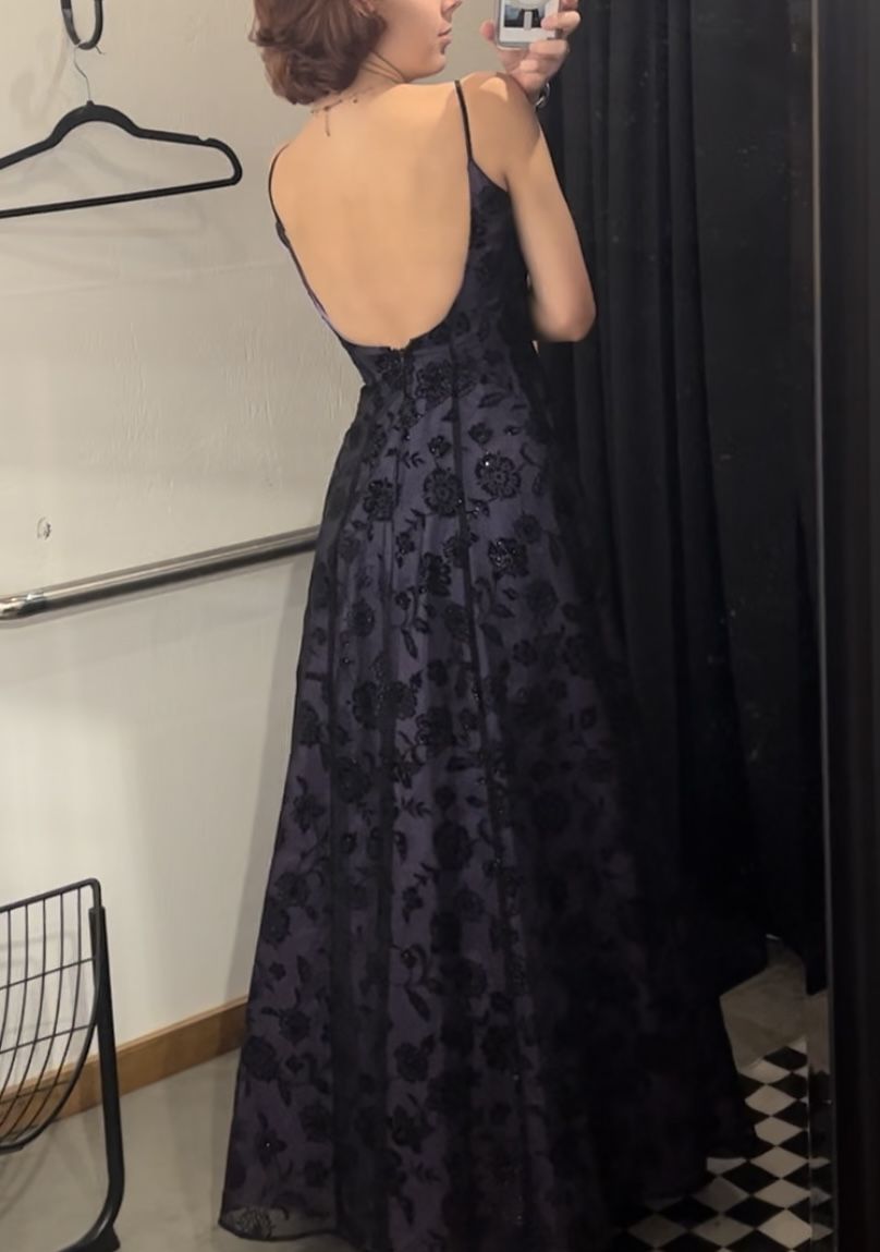 Robe nuisette à broderies florales dégradées violettes et noires : dos nu plongeant en V, coupe maxi ajustée, robe de soirée rétro sexy gh6609