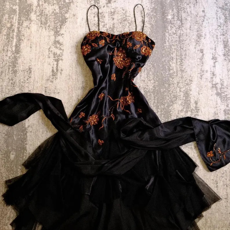 Schwarzes, zartes, florales Stickerei-Applikations-Lang-Spaghettiträger-elegantes Rüschen-Satin-Ballkleid-Abendkleid-Partykleid gh3239