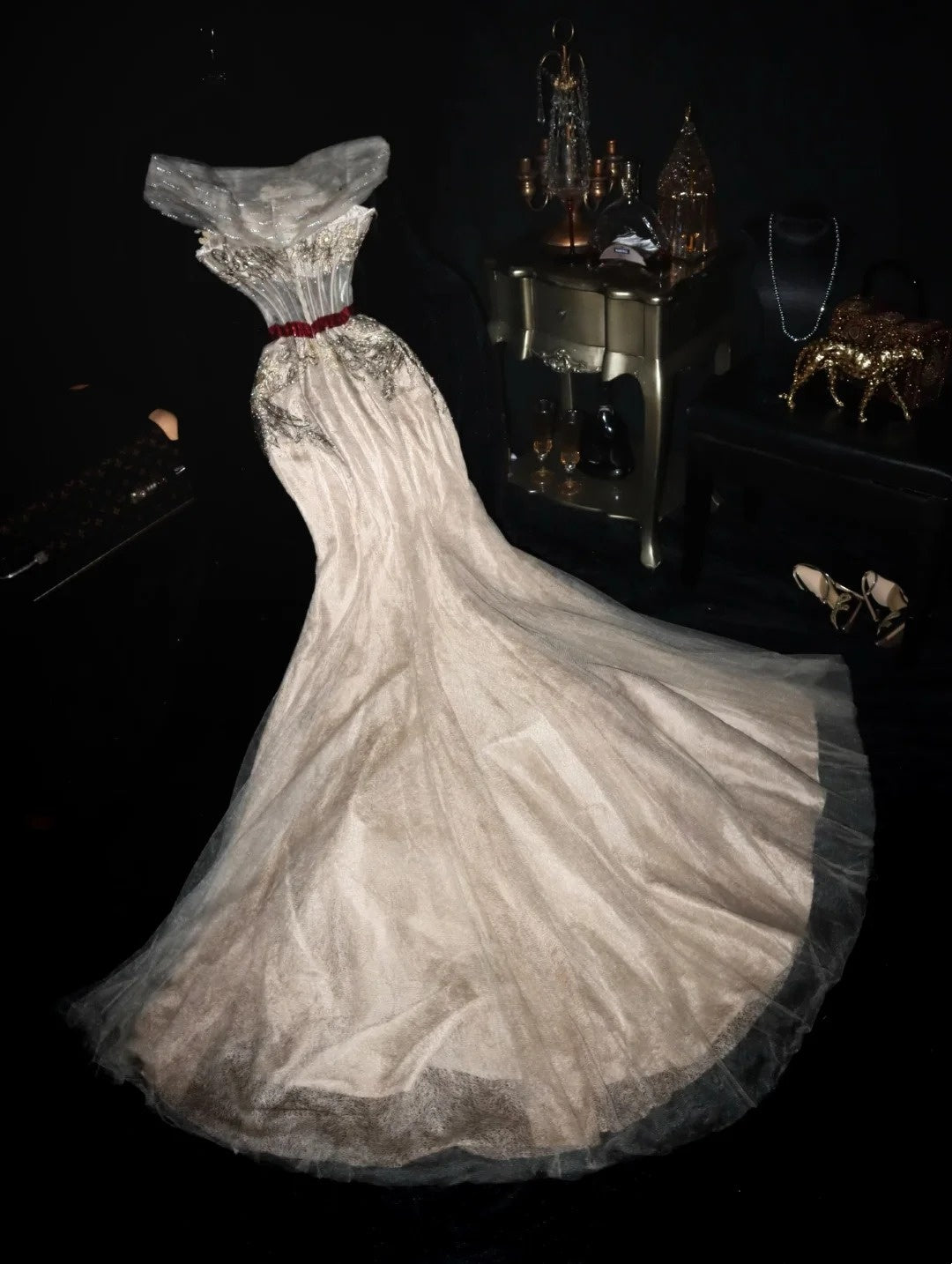 Luxuriöses, trägerloses Meerjungfrauenkleid im Retro-Stil mit Goldstickerei und rotem Gürtel – Abendkleid für festliche Anlässe und Galas (gh6569)