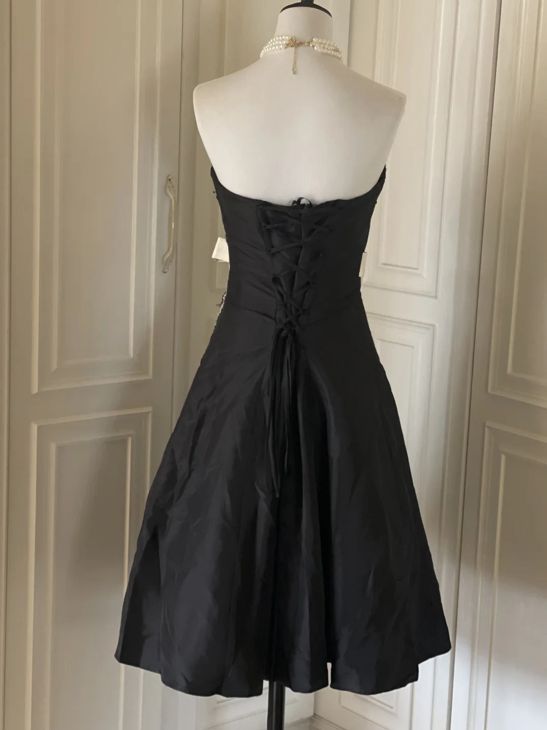 Robe de soirée courte en satin noir et blanc, élégante et raffinée, avec perles, style midi ou court, tenue de bal, gh3999