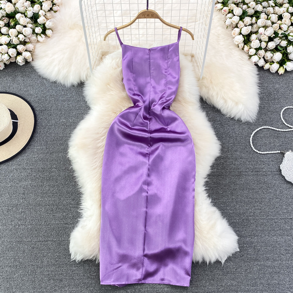 Schlankes und schmales, plissiertes, ärmelloses Hüftwickelkleid mit diagonalem Nackenband 11226