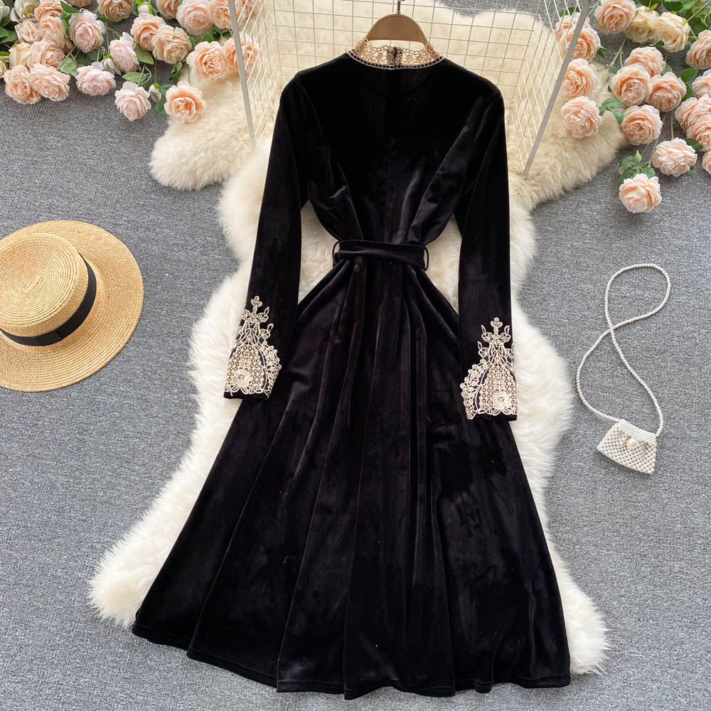 Robe à manches longues en dentelle et velours noir Robe tendance 10846