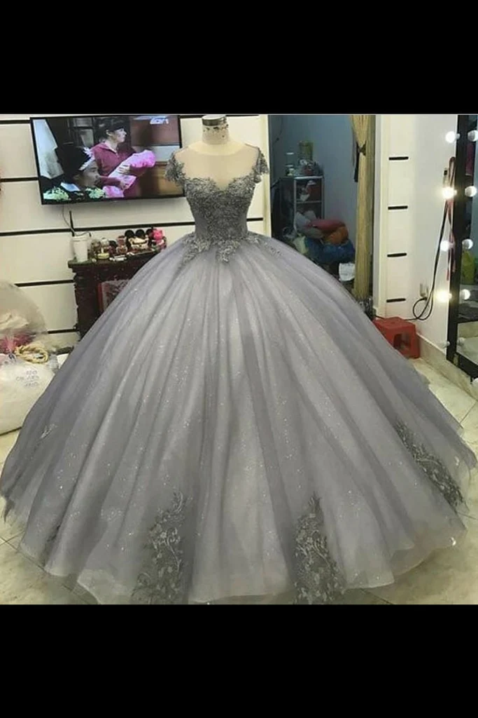 Neue Ankunfts-Quinceanera-Kleid-Schaufel-Tüll mit Applikationen bodenlangen Ballkleid gh915