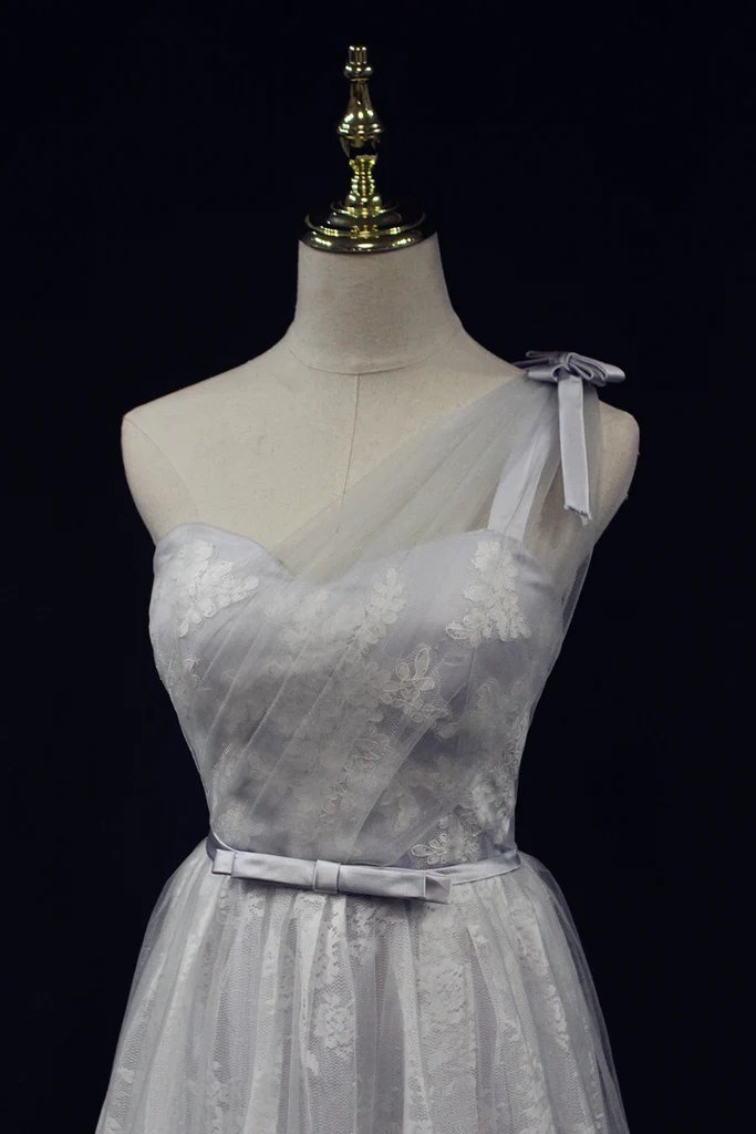 Schönes hellgraues Brautjungfernkleid mit einer Schulter zum Schnüren, schönes graues Partykleid gh411