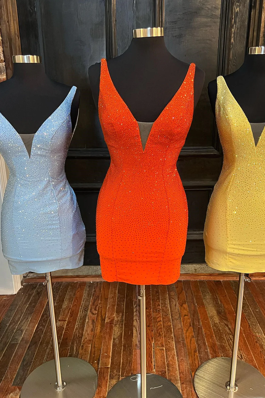 Robe de soirée moulante courte à décolleté plongeant et perles bleu foncé gh1418