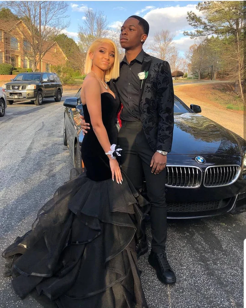 Robe de bal sirène noire à plusieurs niveaux en organza et décolleté en cœur gh2430