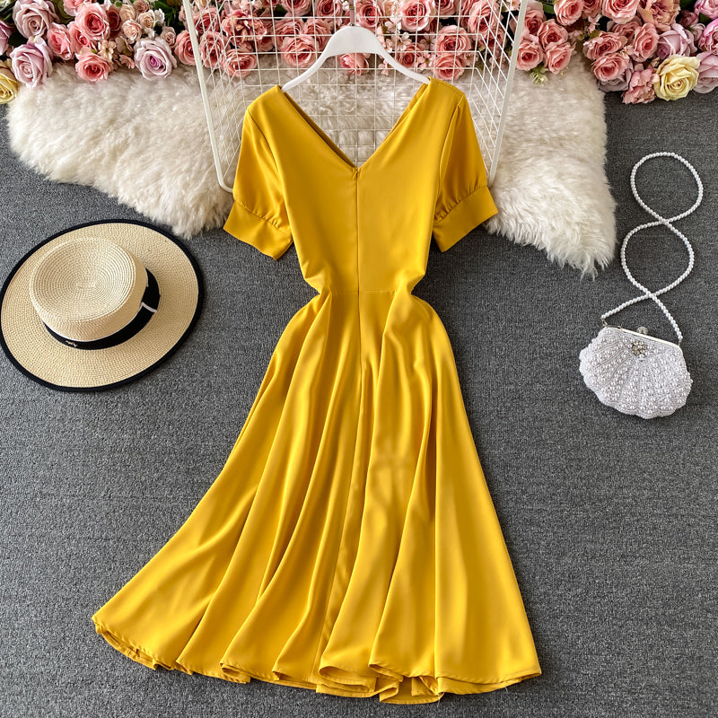 Robe courte à col en V mignonne et tendance 589