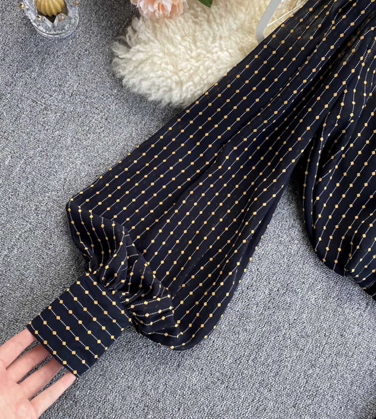 Hauts noirs à manches longues élégants 341