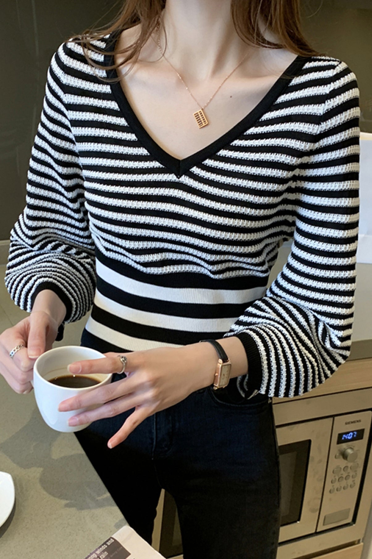 Süßes gestreiftes Strickoberteil mit V-Ausschnitt 309